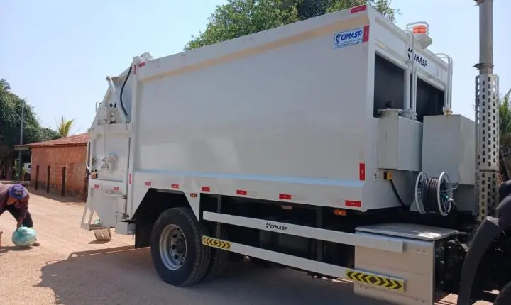  Distrito de Bauxi em Rosário Oeste teve coleta de lixo feita pelo novo caminhão da Prefeitura
