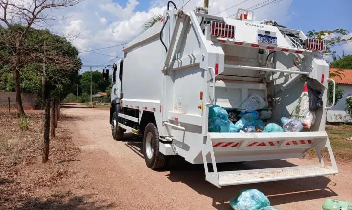  Distrito de Bauxi em Rosário Oeste teve coleta de lixo feita pelo novo caminhão da Prefeitura