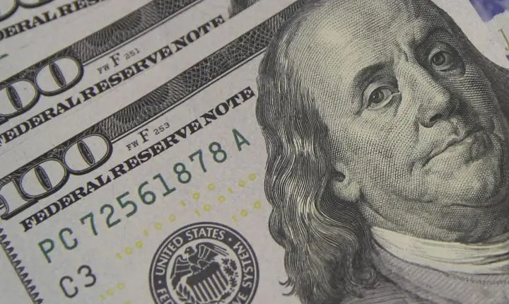 Dólar fecha abaixo de R$ 5,20, menor patamar em 20 meses