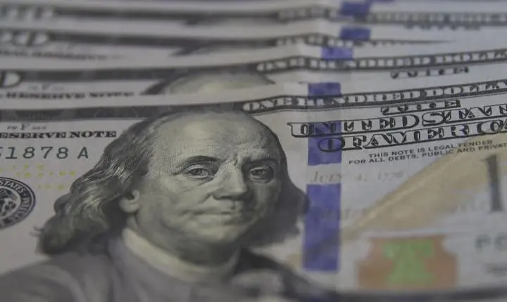 Dólar encerra o dia em R$ 5,16, atingindo o menor valor em 20 meses