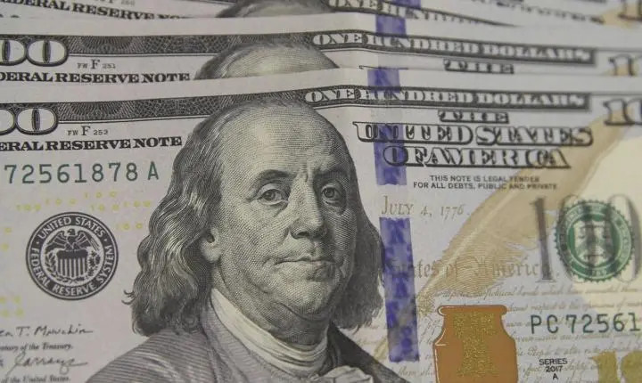 Dólar supera R$ 5,20 em dia de instabilidade global