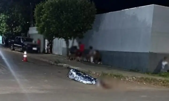 Dupla em moto aborda e mata menor com vários tiros enquanto soltava pipa na rua