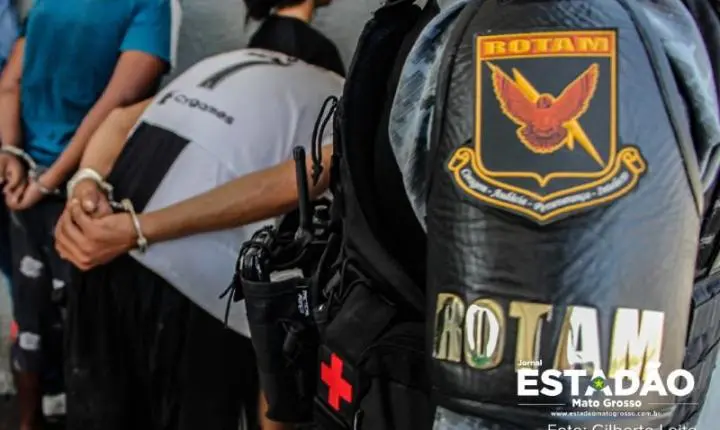 Dupla esconde revólveres após carro quebrar, mas acaba presa em Cáceres
