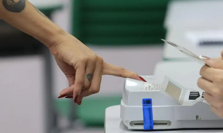 Eleições no Rio: eleitores enfrentam chuva e vão cedo às urnas no segundo turno