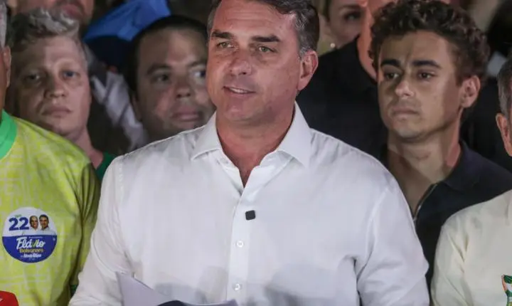 Flávio Bolsonaro agradece Milei e Trump em carta após fuga para os Estados Unidos
