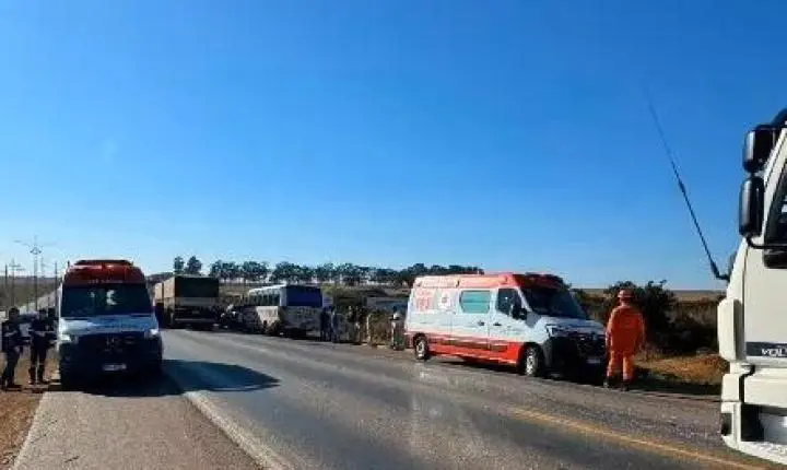 Engavetamento com cinco veículos mobiliza socorro em acidente na BR-070 em Primavera do Leste