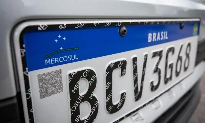 Entenda o projeto que pode mudar placas de veículos no Brasil