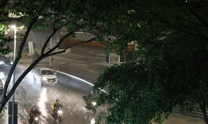 Frente fria em SP traz chuvas e ventanias de até 90 km/h nos próximos dias