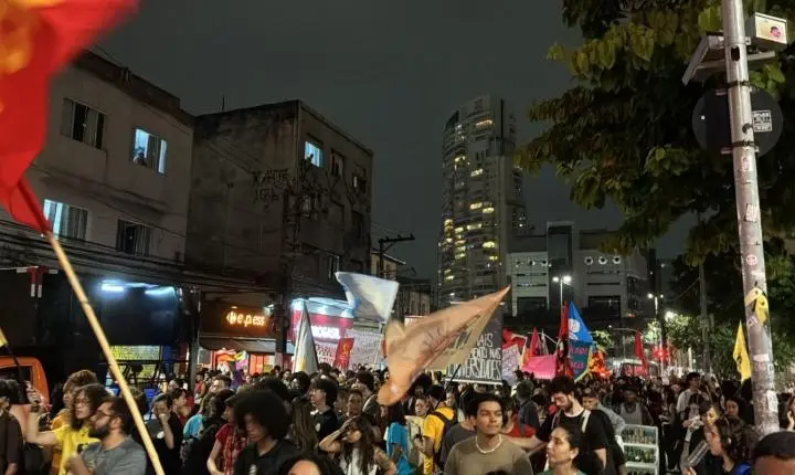 Estudantes protestam na Avenida Paulista contra cortes nas universidades de SP