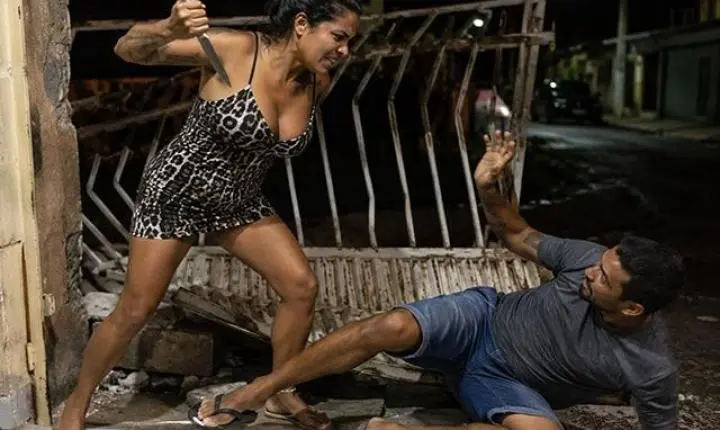 Ex não aceita separação, derruba portão e tenta pegar homem na facada