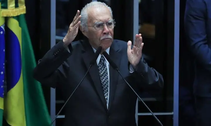 José Sarney é internado com pneumonia em São Luís