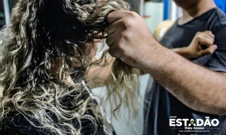 Ex puxa jovem pelos cabelos, força entrada em carro e a agride diante dos filhos em VG