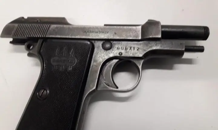Falsos policiais invadem casa, rendem morador e tentam roubar armas