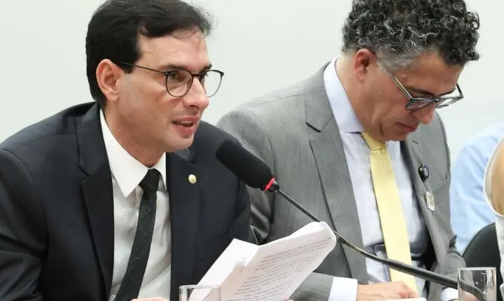 Relator da PEC propõe fim da escala 6x1 com folga preferencial aos domingos