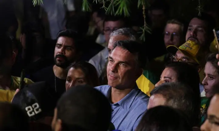 Flávio Bolsonaro impõe exigências ao TSE para abrir sigilos