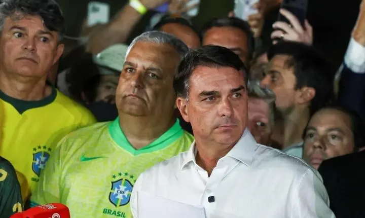 Flávio Bolsonaro não entrega passaportes à PF e levanta suspeitas sobre possível saída do Brasil