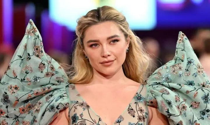 Florence Pugh dispensa sutiã e abala première de filme com vestido transparente e 'asas'