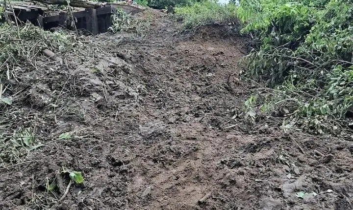 Fortes chuvas derrubam ponte e deixam famílias ilhadas em Rosário Oeste; Prefeitura aciona Defesa Civil