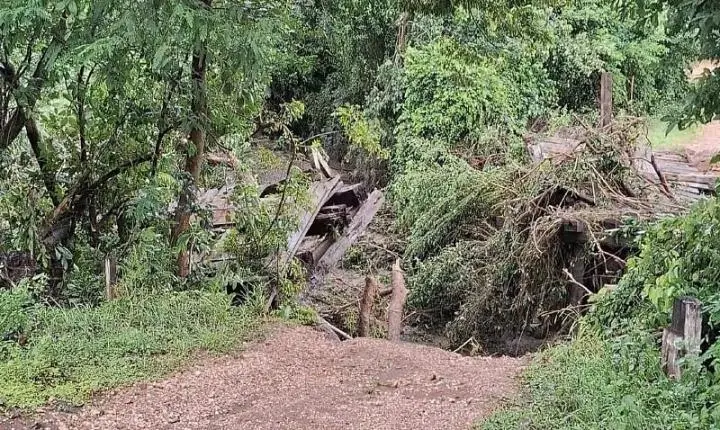 Fortes chuvas derrubam ponte e deixam famílias ilhadas em Rosário Oeste; Prefeitura aciona Defesa Civil