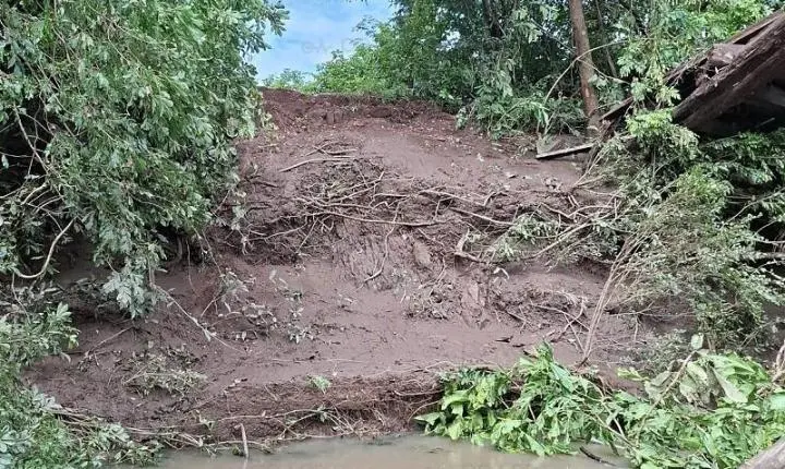 Fortes chuvas derrubam ponte e deixam famílias ilhadas em Rosário Oeste; Prefeitura aciona Defesa Civil