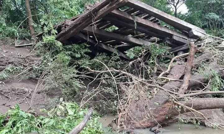 Fortes chuvas derrubam ponte e deixam famílias ilhadas em Rosário Oeste; Prefeitura aciona Defesa Civil