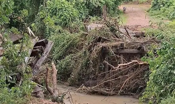 Fortes chuvas derrubam ponte e deixam famílias ilhadas em Rosário Oeste; Prefeitura aciona Defesa Civil