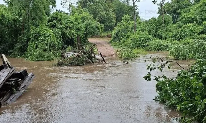 Fortes chuvas derrubam ponte e deixam famílias ilhadas em Rosário Oeste; Prefeitura aciona Defesa Civil