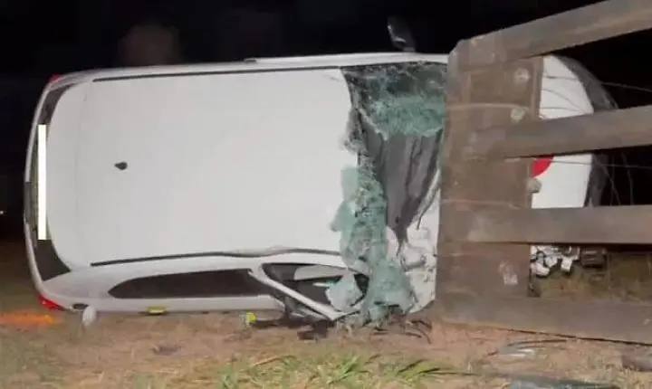 Golzinho perde controle, capota e fica pendurado em porteira 
