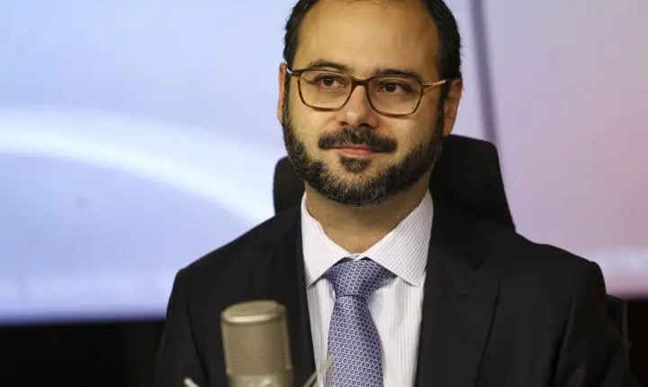 Governo estuda permitir mais contratações por MEI após fim da escala 6x1
