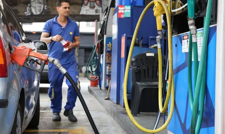 Governo federal estabelece subvenção de R$ 0,44 por litro na gasolina
