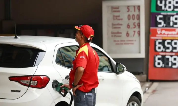 Governo propõe usar lucros extraordinários do petróleo para desonerar combustíveis