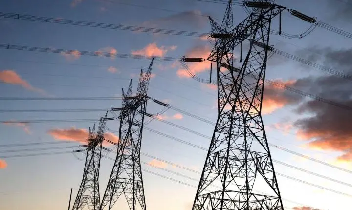 Governo renova contratos com distribuidoras de energia em 13 estados, impulsionando investimentos