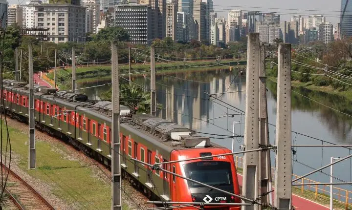 A greve de trens em SP paralisa linhas da CPTM e gera recorde de trânsito na capital
