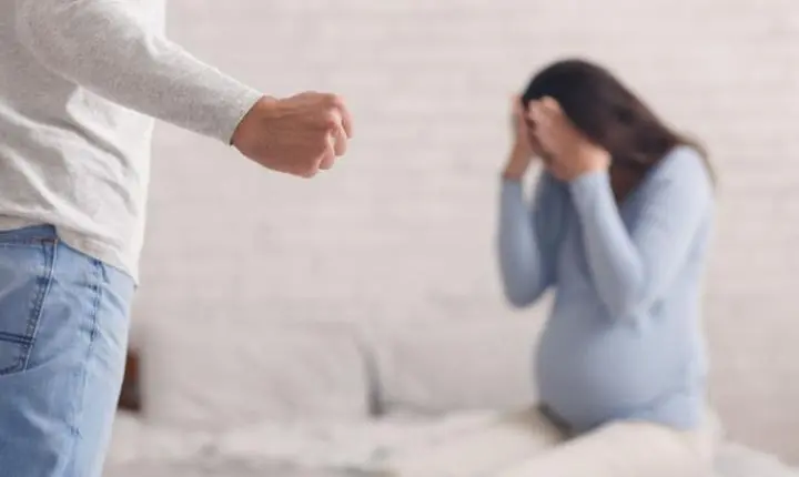 Homem agride companheira grávida de 6 meses com esganadura e pisões na barriga em Cuiabá