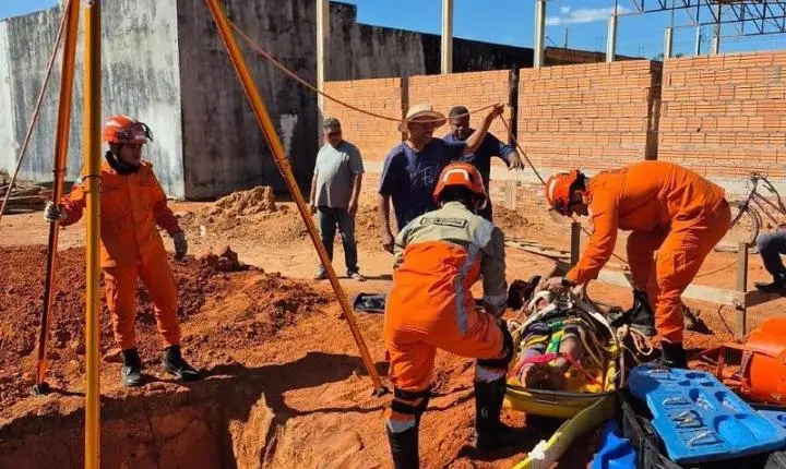 Homem cai em fossa de três metros e é resgatado pelos Bombeiros 