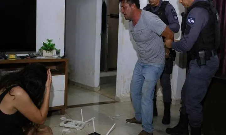 Homem chega em casa bêbado, fala que estava no cabaré, bate na esposa, quebra WI-FI e é preso pela PM