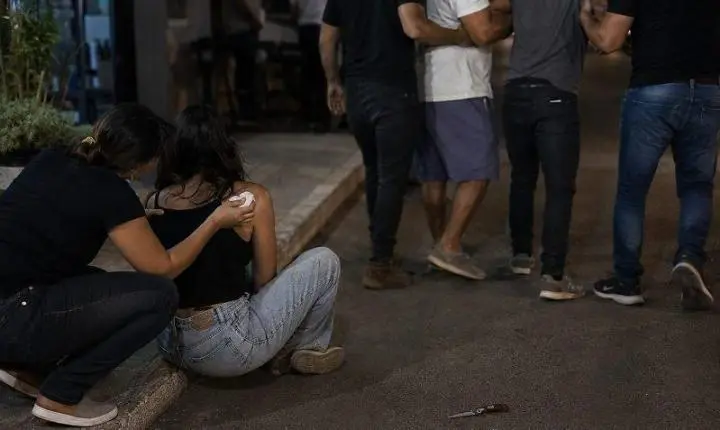 Homem corta garganta da ex-mulher com canivete e é contido por populares em Campo Verde