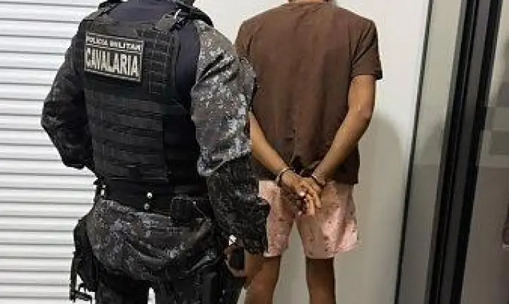 Homem dá nome e CPF falsos, mas PM encontra dois mandados de prisão