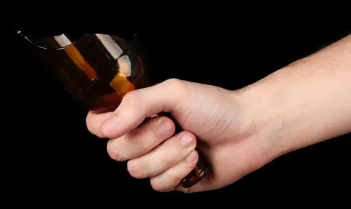 Homem desfere garrafada na cabeça de desafeto em MT