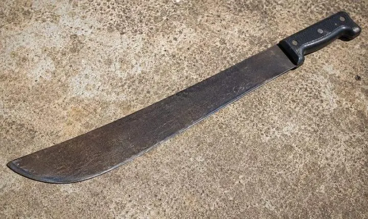 Homem destrói carro com facão após encontrar esposa com outro dentro de casa