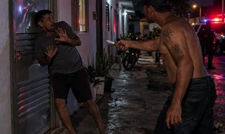 Homem é ameaçado com faca e corre para dentro de kitnet após vizinho dizer que “o comando” arrancaria seu pescoço