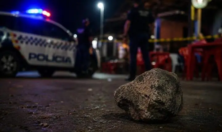 Homem é atingido com pedrada na cabeça durante briga em bar e suspeito foge em MT