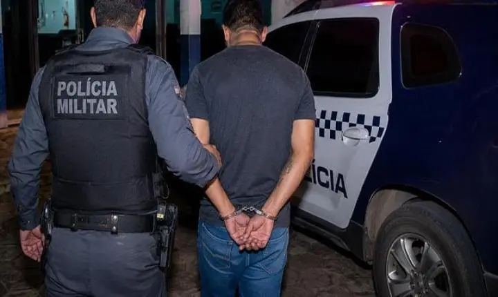 Homem é preso dar murro na cara da ex, empurrar adolescente e ameaçá-la de morte