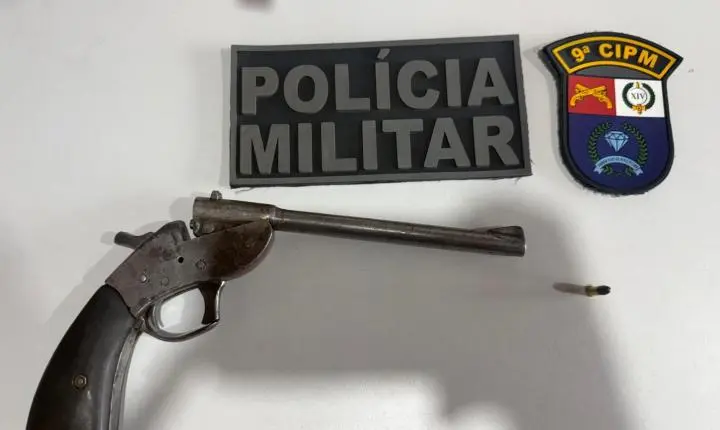 Homem embriagado e ferido é detido após denúncia de arma de fogo e sangue em calçada de Arenápolis