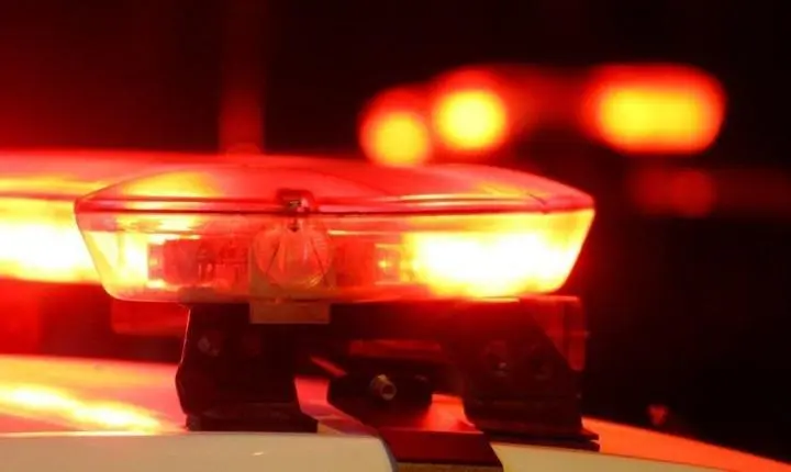 Homem escapa de atentado a tiros no bairro Monjolo em Rosário Oeste; carro foi atingido por disparos