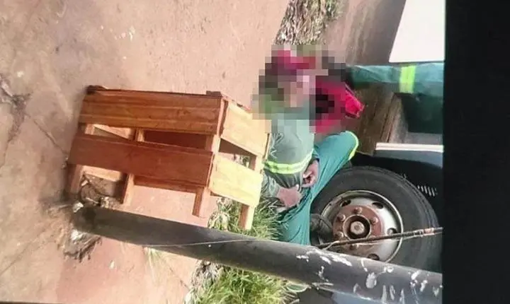 Homem foi assassinado com 3 tiros na porta de ônibus em MT
