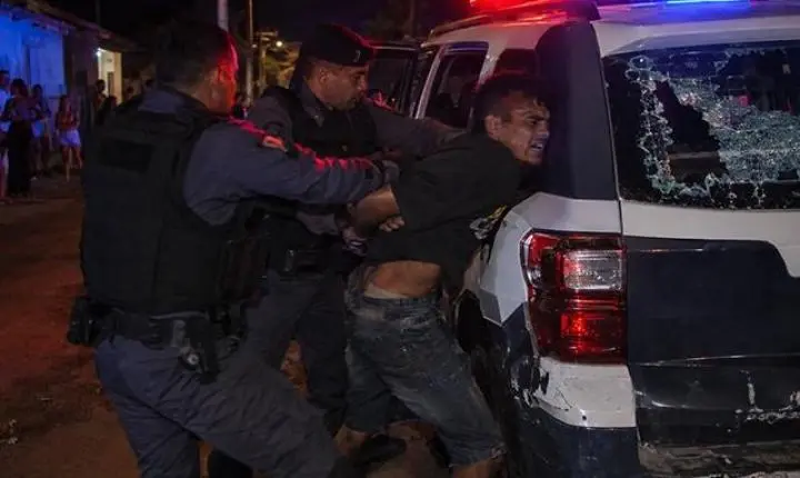 Homem foi preso após resistir à prisão, tentar pegar arma de policial, morder militar e quebrar vidro de viatura