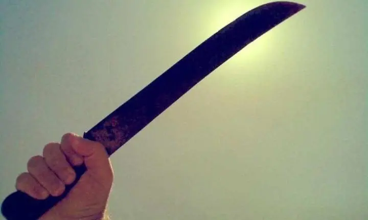 Homem invade casa da ex, ataca companheiro dela com facão e foge em MT