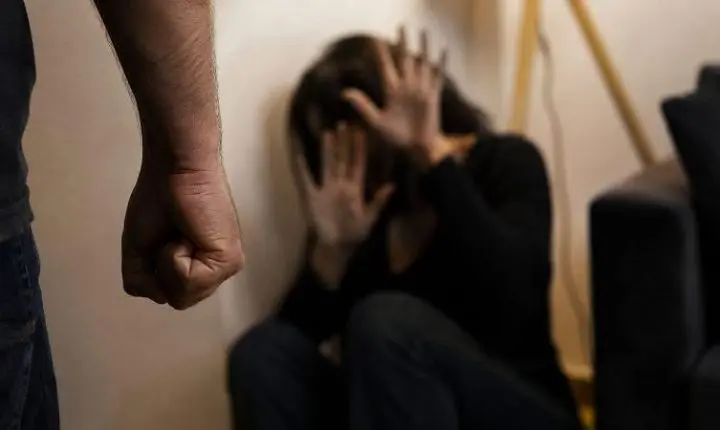 Homem invade casa e agride ex que tinha medida protetiva em VG