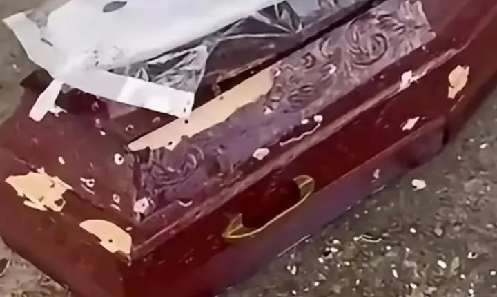 Homem invade enterro, metralha caixão e acaba morto pela PM.